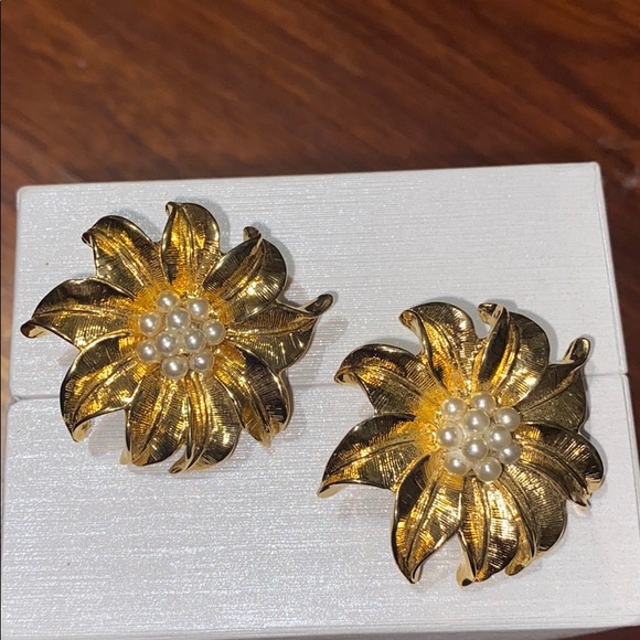 Avon pointsetta clip on earrings - Picture 2 of 3